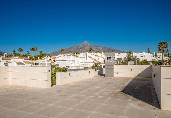 Marbella'da Golf Sahalarına Yakın Özel Asansörlü Lüks Villa 14