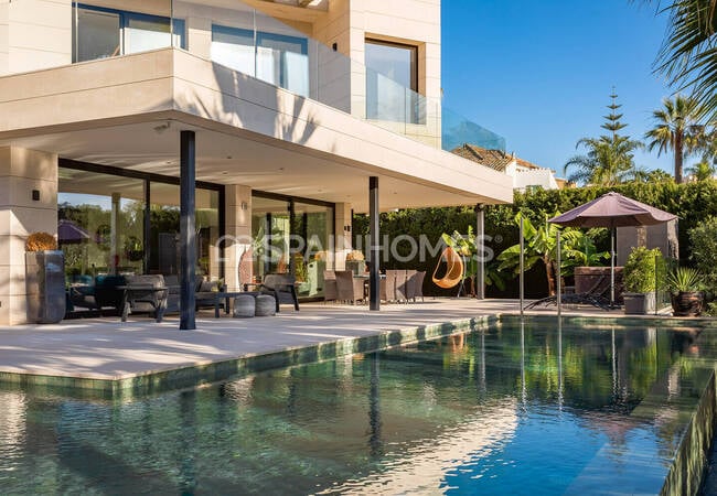 Marbella'da Golf Sahalarına Yakın Özel Asansörlü Lüks Villa 2