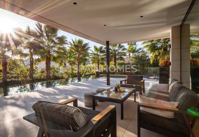 Marbella'da Golf Sahalarına Yakın Özel Asansörlü Lüks Villa 17