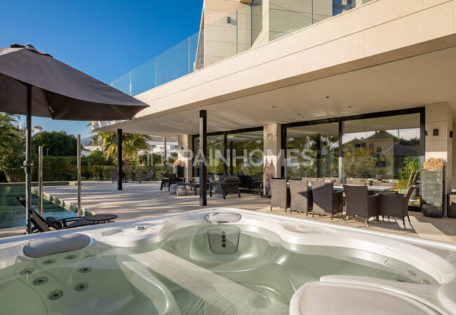 Marbella'da Golf Sahalarına Yakın Özel Asansörlü Lüks Villa 16