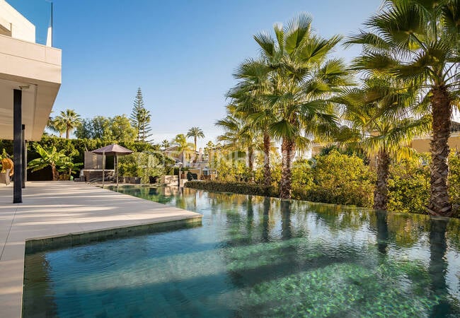 Marbella'da Golf Sahalarına Yakın Özel Asansörlü Lüks Villa 3