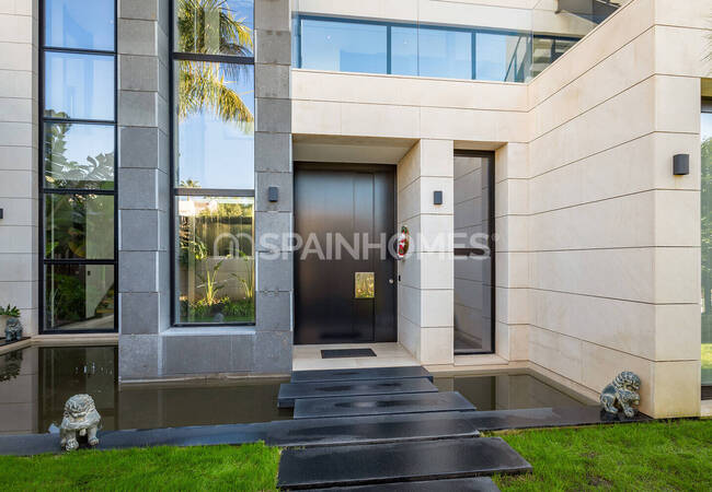 Marbella'da Golf Sahalarına Yakın Özel Asansörlü Lüks Villa 18