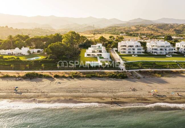 Estepona'da Denize Sıfır Konumda Asansörlü Satılık Villa 1