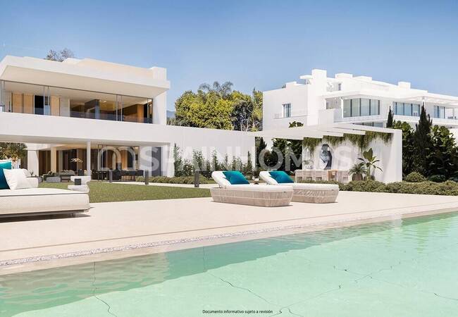 Estepona'da Denize Sıfır Konumda Asansörlü Satılık Villa 2
