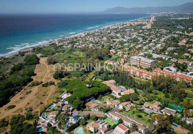 Spacious Classic Villa with a Large Garden in Marbella Spain 7