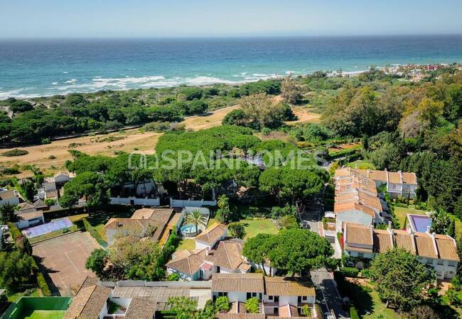 Spacious Classic Villa with a Large Garden in Marbella Spain 8