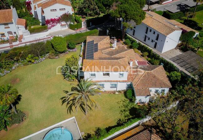Spacious Classic Villa with a Large Garden in Marbella Spain 9