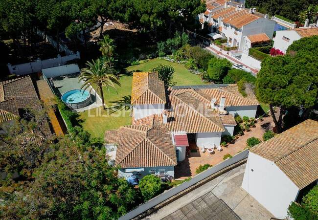 Spacious Classic Villa with a Large Garden in Marbella Spain 10