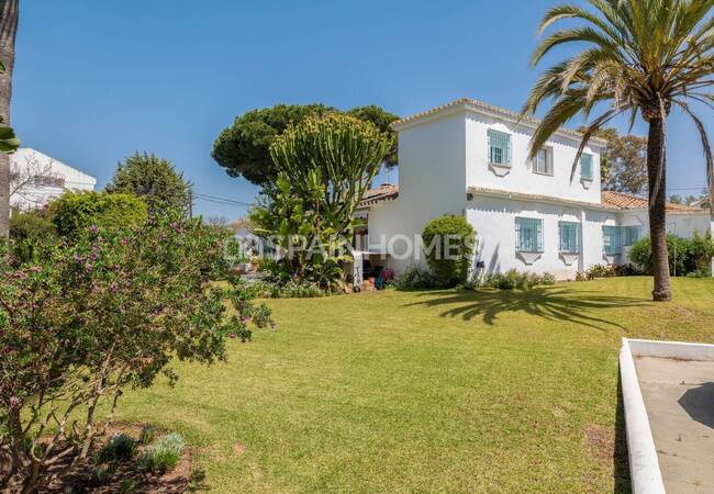 Rymlig Klassisk Villa Med Stor Trädgård I Marbella Spanien 1