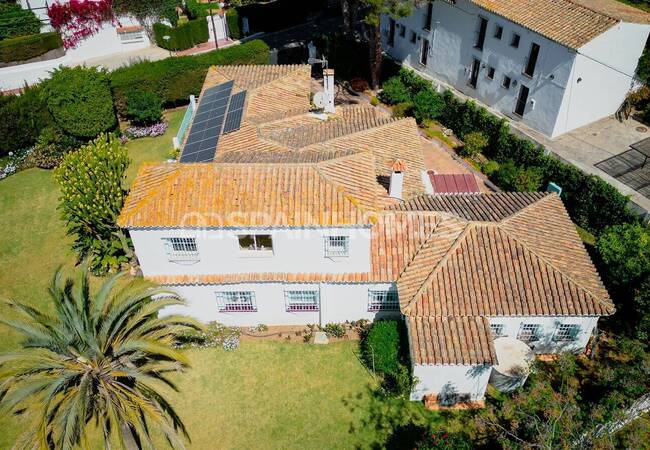 Spacious Classic Villa with a Large Garden in Marbella Spain 4