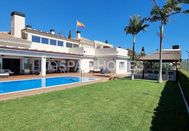 Malaga'da Misafir Odalı Lüks ve Deniz Manzaralı Villa