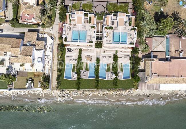 Marbella'da Yüzme Havuzlu ve Özel Asansörlü Şık Villalar 5