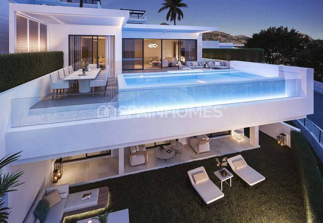 Townhouses with Larger Terraces and Sea Views in Benalmadena