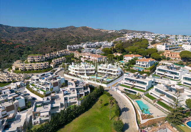 Marbella'da Havuzlu ve Manzaralı Lüks Daireler 5
