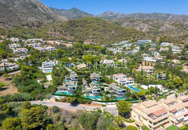 Marbella'da Deniz Manzaralı ve Lüks Olanaklı Villalar 4