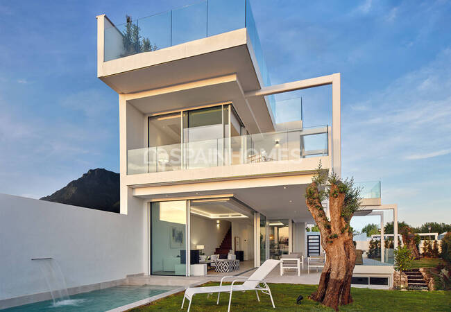 Quality Villas with Sea Views in Marbella's Prime Location 1