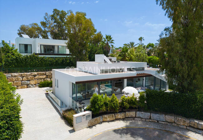 Serenely Beautiful Villa with Nature Views in Estepona 7