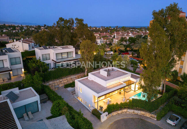 Serenely Beautiful Villa with Nature Views in Estepona 9