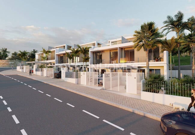 Estepona'da Kullanışlı İç Tasarımlı Yarı Müstakil Villalar 9