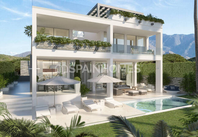 Detached Villas Near Golf Courses in Estepona 1