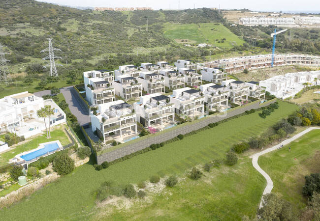 Detached Villas Near Golf Courses in Estepona 1