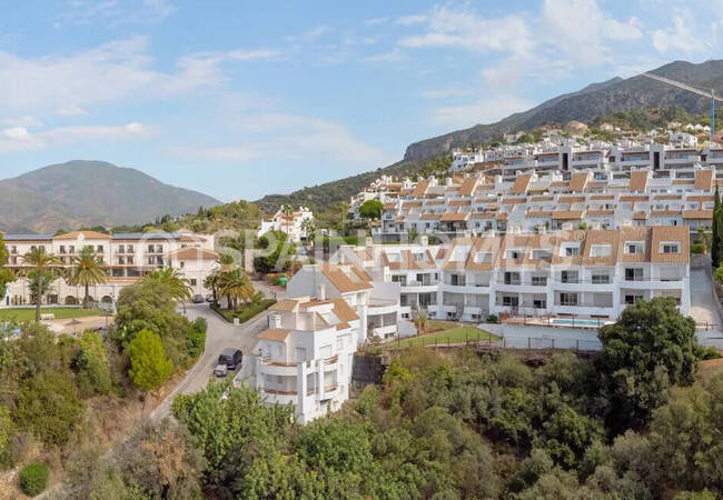 Malaga'da Eşsiz Deniz ve Göl Manzaralı Daireler 1