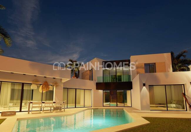 Estepona'da Golf Sahalarına Yakın Deniz Manzaralı Villalar 5