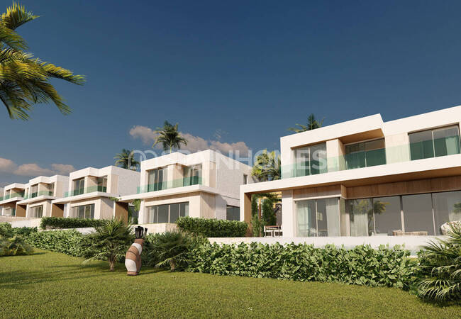 Estepona'da Golf Sahalarına Yakın Deniz Manzaralı Villalar 3