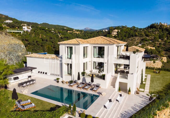 Malaga Benahavis'te Özel Havuzlu Geniş Villa 5