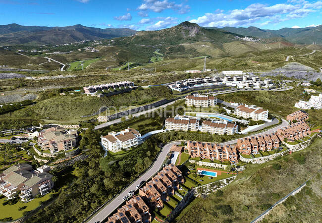 Sea-view Properties in a Complex with Pool in Benahavis 7