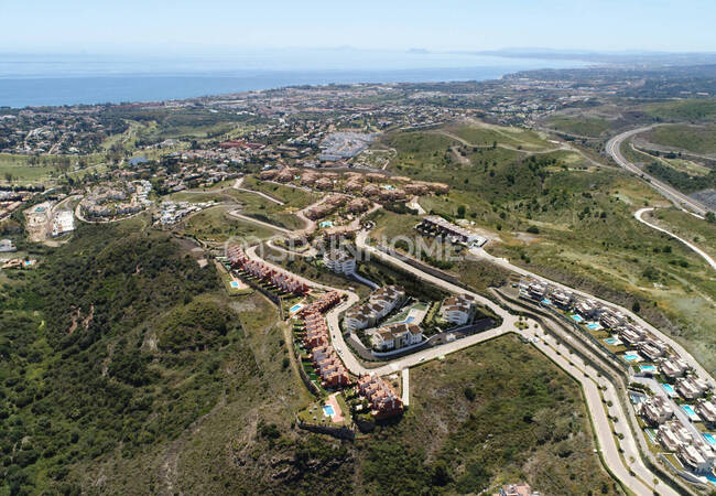 Sea-view Properties in a Complex with Pool in Benahavis 8