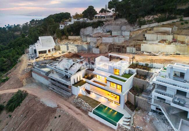 Detaches Sea-view Houses with Pools and Gardens in Málaga 1