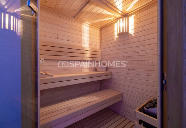 Stylish Townhouses with Private Pools and Gardens in Estepona 9