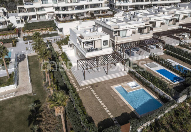 Marbella'da Site İçinde Taşınmaya Hazır Deniz Manzaralı Ev 5