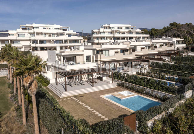 Marbella'da Site İçinde Taşınmaya Hazır Deniz Manzaralı Ev 6