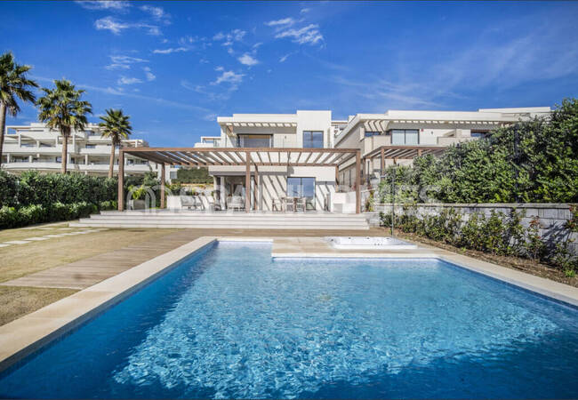 Marbella'da Site İçinde Taşınmaya Hazır Deniz Manzaralı Ev 4