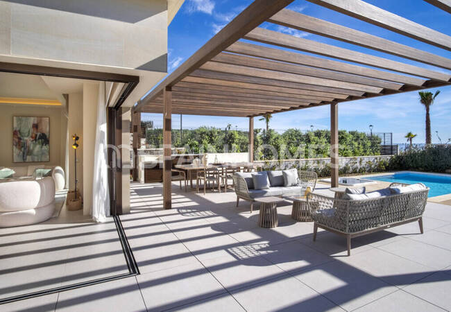 Marbella'da Site İçinde Taşınmaya Hazır Deniz Manzaralı Ev 12