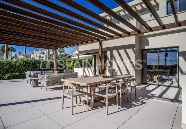 Marbella'da Site İçinde Taşınmaya Hazır Deniz Manzaralı Ev 13