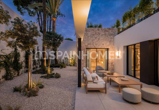 Luxury Villa with Pool Near Sea in Marbella 16