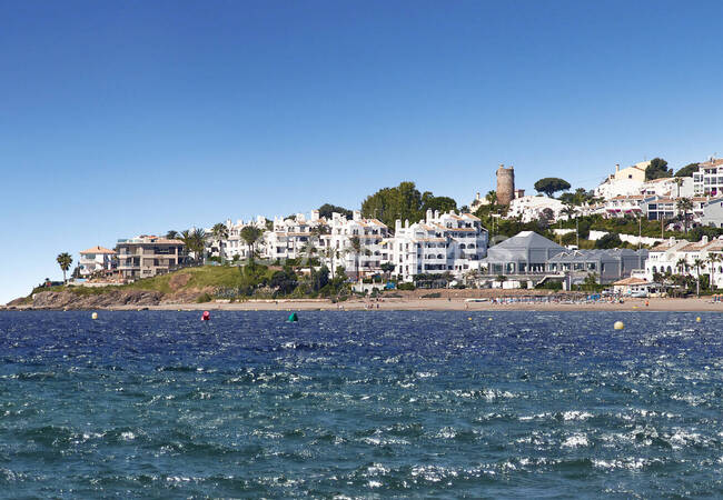 شقق بإطلالات بانورامية ومسبح وحدائق في ميخاس 6