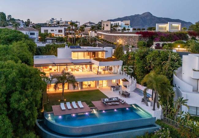 Casa De 6 Dormitorios Con Piscina Y Jardín En Benahavís 8