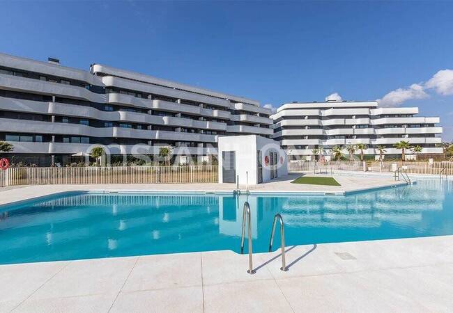 Apartamento De 3 Dormitorios Frente Al Mar En Torremolinos Málaga 2
