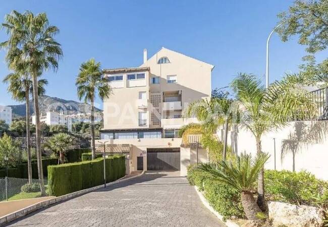 4-комнатная квартира с видом на море и бассейном в Бенальмадене 1