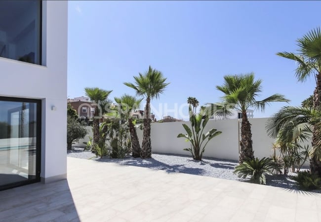 Chalet Independiente Con Diseño Elegante En Quesada Alicante 2