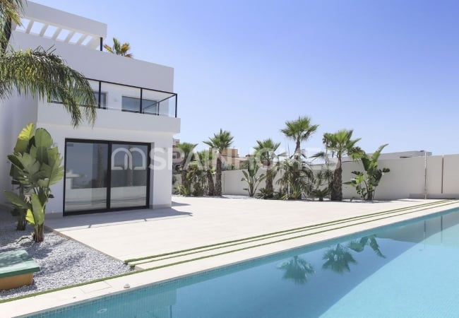 Chalet Independiente Con Diseño Elegante En Quesada Alicante 1