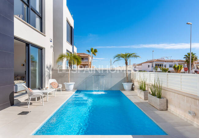 Современные Отдельные Виллы в Ориуэле с Бассейном и Солярием 4