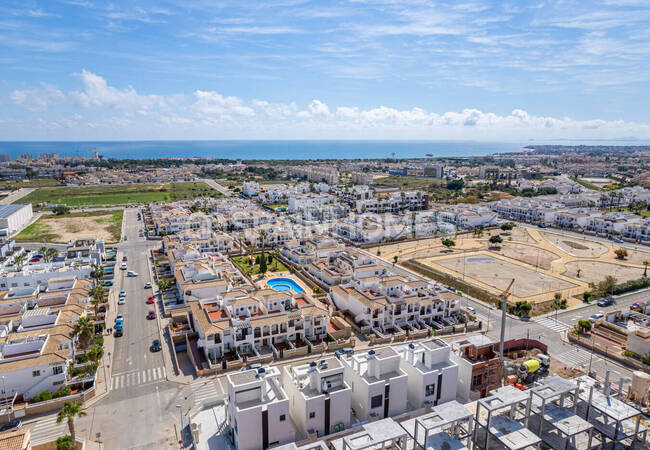 Современные Отдельные Виллы в Ориуэле с Бассейном и Солярием 15