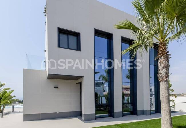 Orihuela’da Yüzme Havuzlu ve Özel Bahçeli Villalar 8