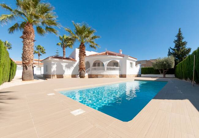 Key-ready Detached Villa with Swimming Pool in Rojales 1