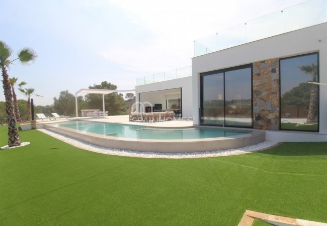 Costa Blanca'da Tam Donanımlı Satışa Hazır Villa 3